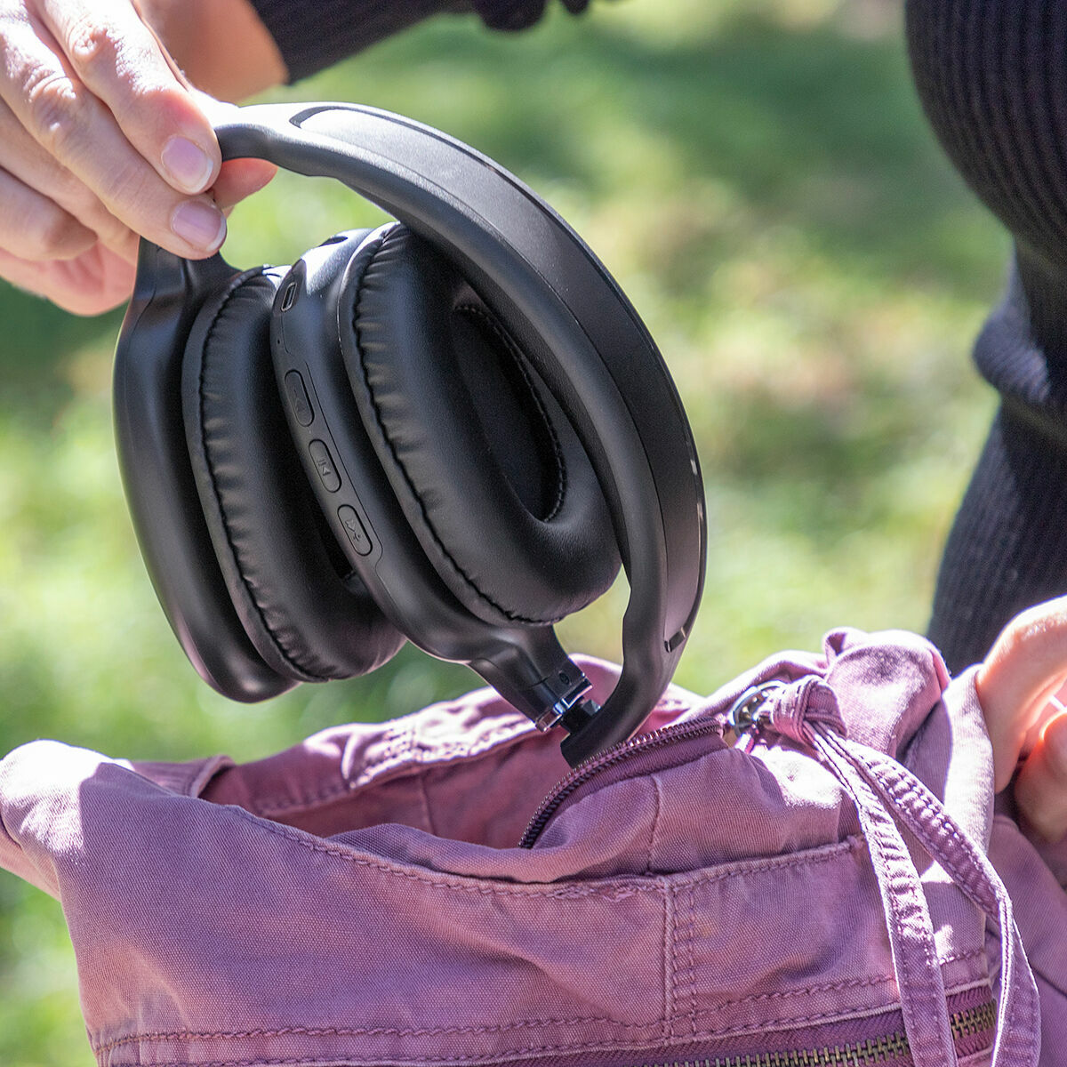 Folding wireless over-ear headphones