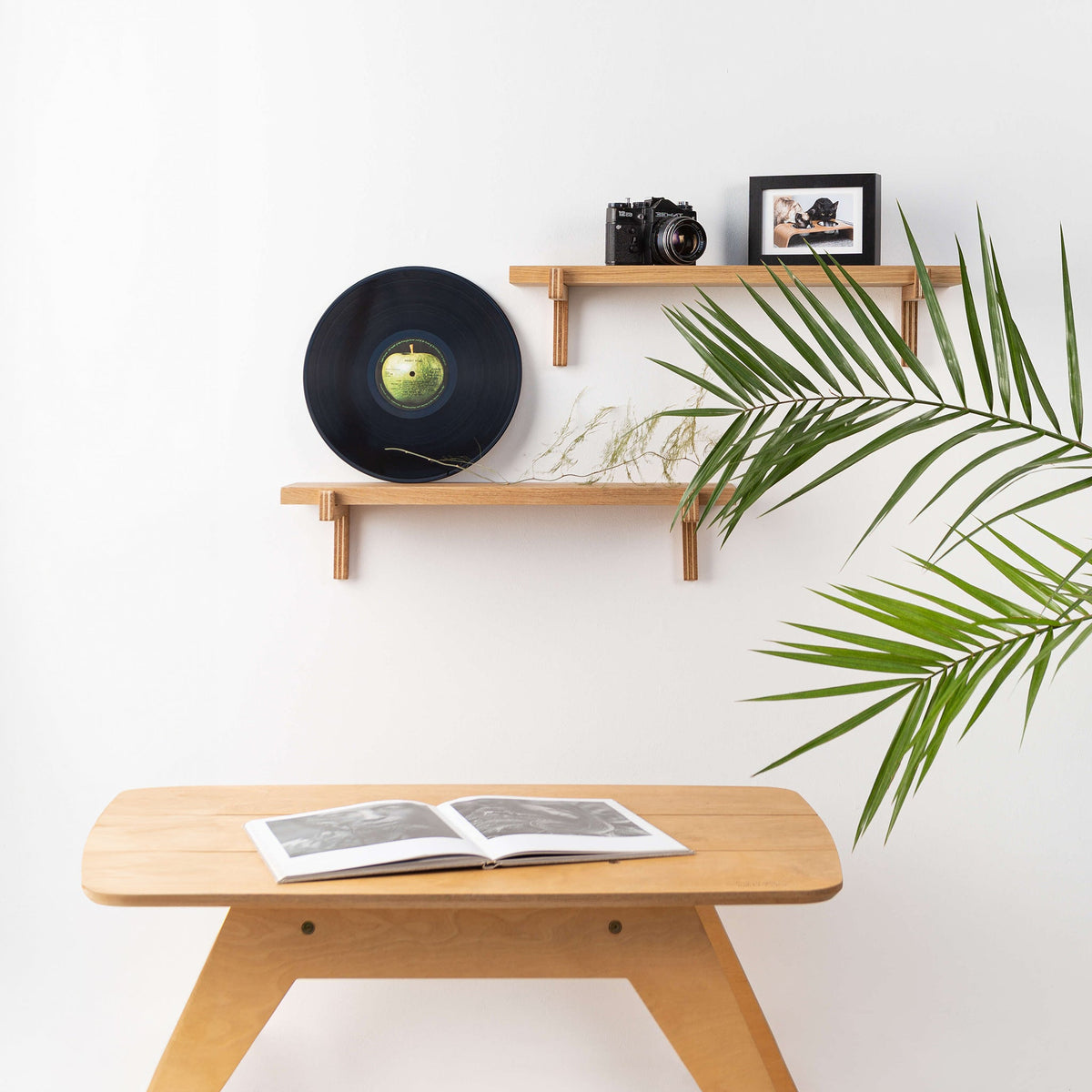 Oak floating wall shelves with wooden holders, photo 6