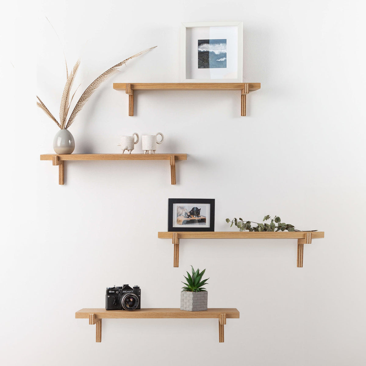 Oak floating wall shelves with wooden holders, photo 2